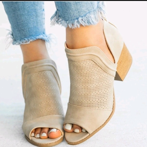 Qupid Shoes - One Left! NIB Qupid Cutout Ankle Booties Taupe